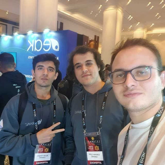 istanbul blockchain week te GRAINZ kurucuları burak gökmen çelik ve burak yüzgüç katıldı selfieleri